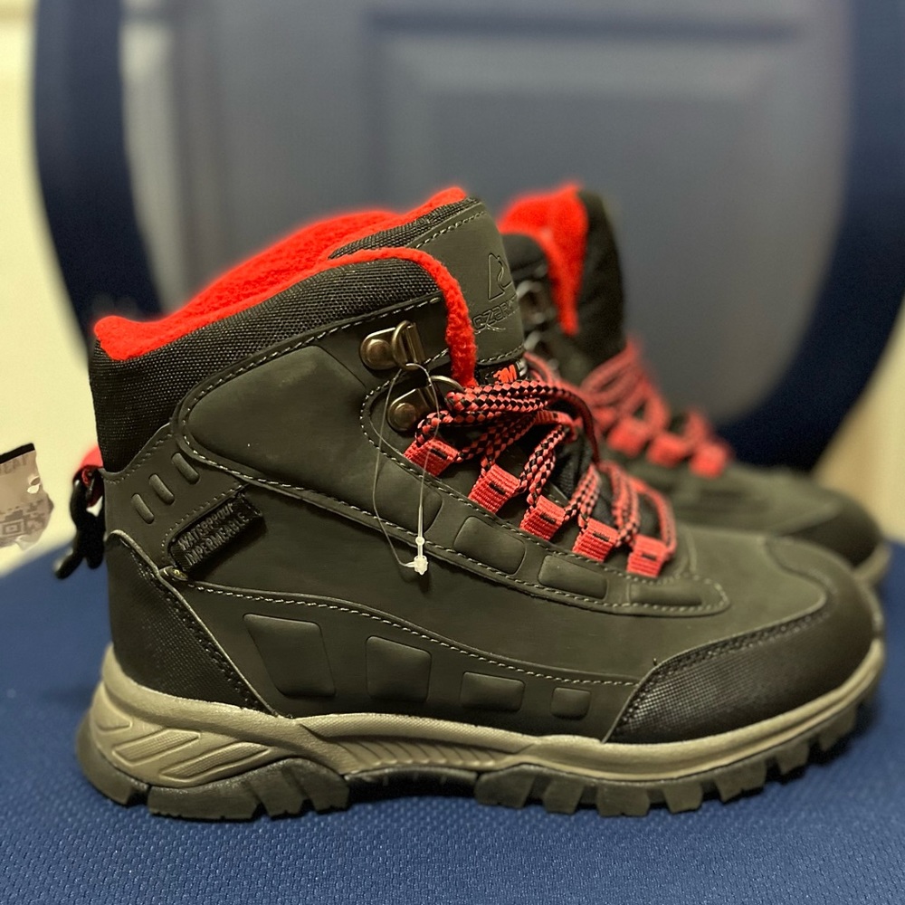 NWT Ozark Trail winter hiking boots with durable grip